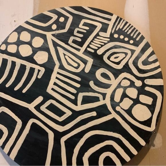 Modern minimalist wall art on round wooden panel - Picture 7 of 8